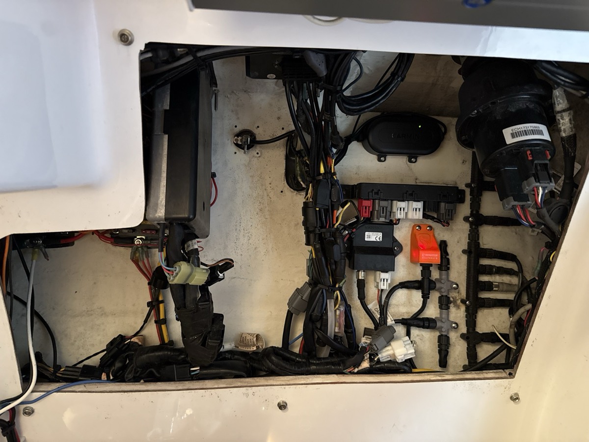 Refreshed rigging with a labeled fuse and relay panel